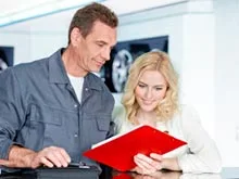 Techniker mit einer Kundin die eine erstellte Kostenkalkulation besprechen