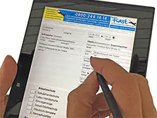 Ein Auftrag wird auf einem Tablet ausgefüllt.