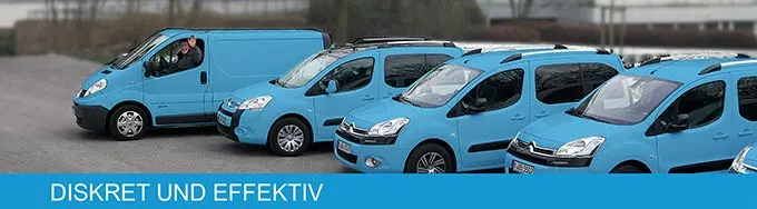 Mehrere Firmenfahrzeuge ohne auffällige Beschriftung stehen auf einem Parkplatz