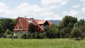 Haus am Waldrand eines Mischwaldes